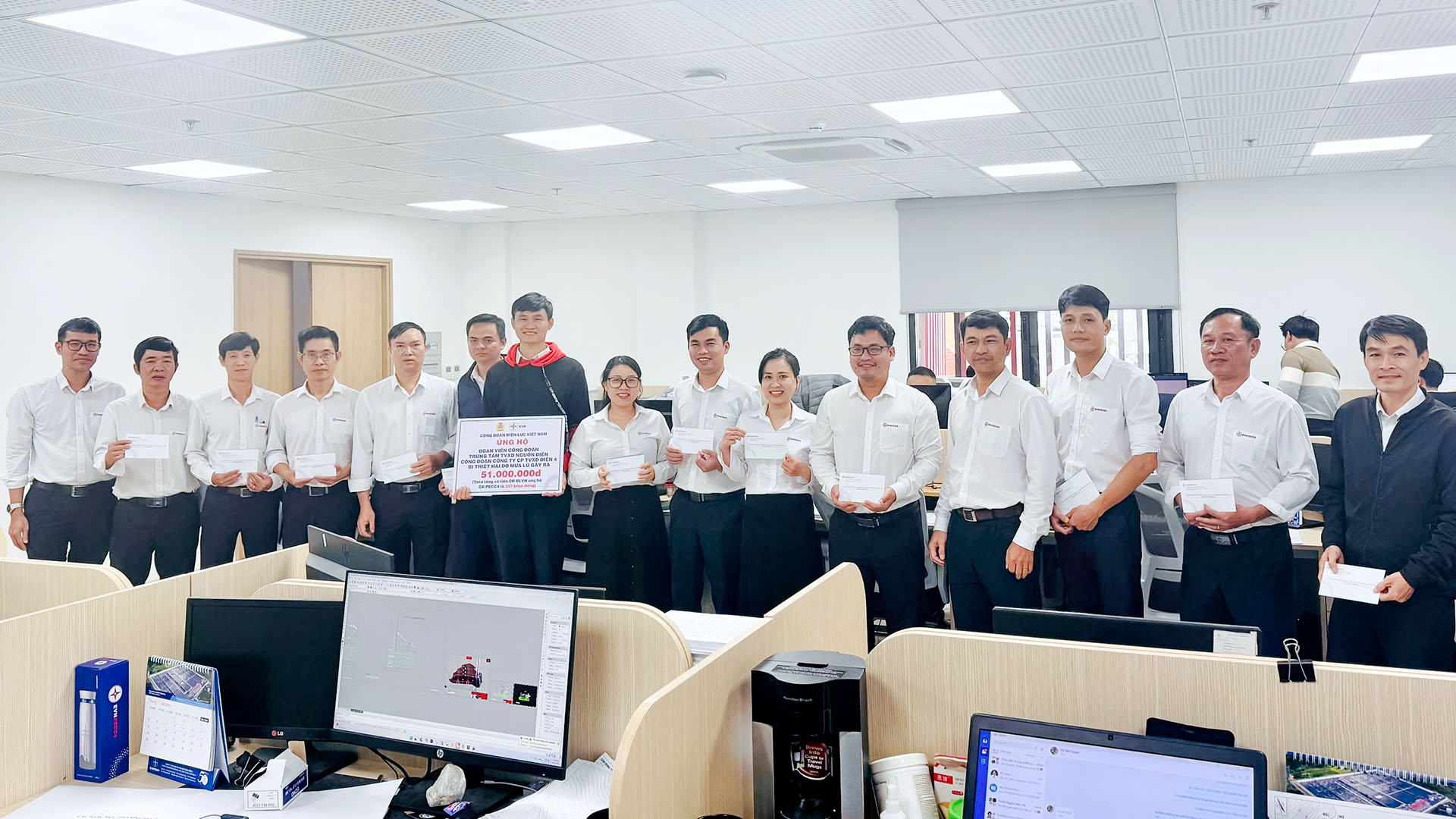 Công đoàn PECC4 trao quà hỗ trợ của Công đoàn Điện lực Việt Nam cho các đoàn viên, người lao động bị ảnh hưởng do mưa lũ năm 2025